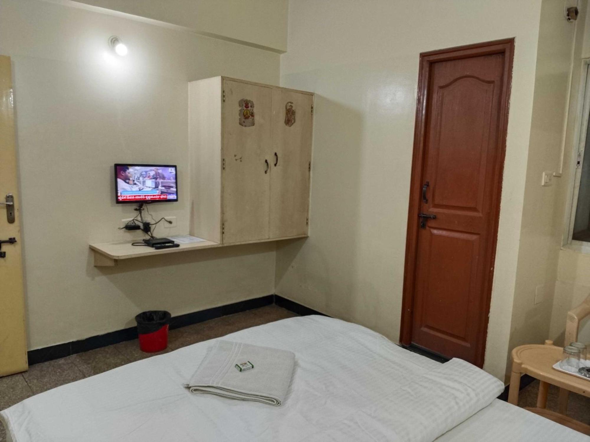 Hotel O Sri Vijaya Palace Lodging Bangalore Bagian luar foto